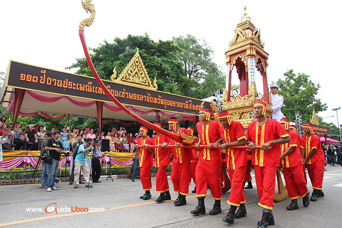 ขบวนแห่เทียนพรรษา-อุบล-02.jpg