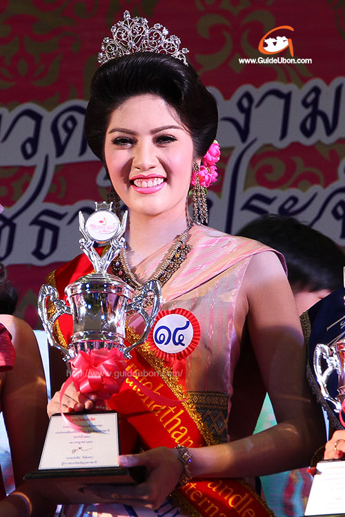 สาวงามเทียนพรรษาอุบล2558-น้ำอ้อย-ชนะพาล.jpg