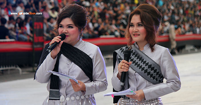 พิธีกรภาคสนาม-งานแห่เทียนอุบล-08.jpg