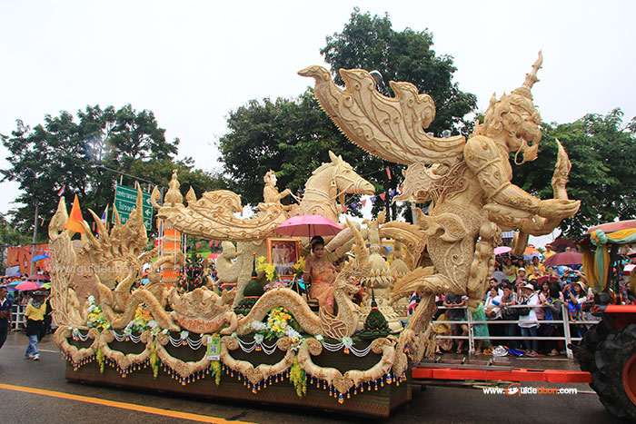 ต้นเทียนพรรษา-วัดศิริสารคุณ-เดชอุดม.jpg