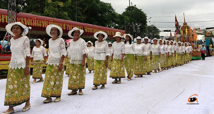 เรือพนมพระ-งานแห่เทียนอุบล-04.jpg