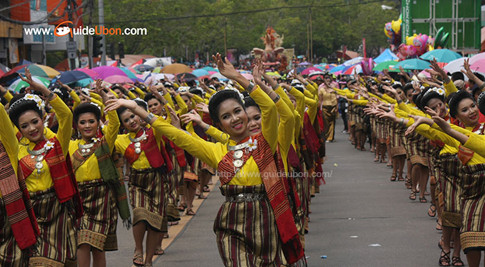 ขบวนแห่เทียนพรรษา-อุบล-10.jpg