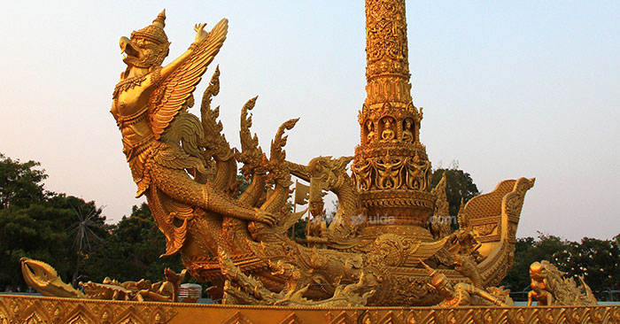 ต้นเทียนเฉลิมพระเกียรติ-ทุ่งศรีเมือง-อุบล-04.jpg