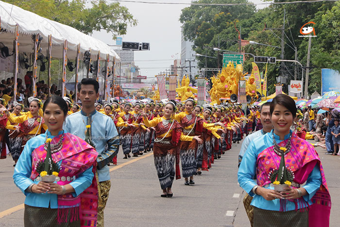 งานแห่เทียนอุบล-จัดเต็ม-09.jpg